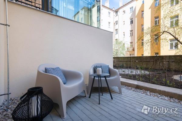Fabulous Two-Bedroom Apartment with Private Garden