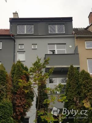 Pronájem podkrovního bytu o velikosti 1+1 na ul. Spáčilova v Brně s výhledem do zahrady