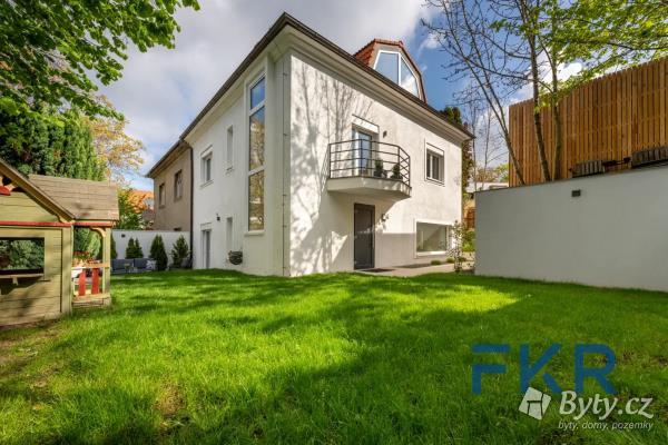 Prodej rekonstruovaného rodinného domu, 228m<sup>2</sup>, Praha, Liboc, Sbíhavá I